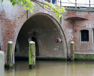 843703 Gezicht op een van de bogen van de Bakkerbrug over de Oudegracht te Utrecht, voor de restauratie van de brug.